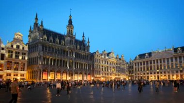 BRÜKSEL, BELGIUM - 31 Mayıs 2018: Grote Markt (Grand Place) Meydanı geceleri aydınlanan turistlerle dolu. Bruxelles, Belçika. Yatay kameralı.