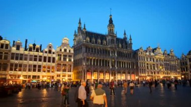 BRÜKSEL, BELGIUM - 31 Mayıs 2018: Grote Markt (Grand Place) Meydanı geceleri aydınlanan turistlerle dolu. Bruxelles, Belçika. Yatay kameralı.
