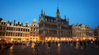 BRÜKSEL, BELGIUM - 31 Mayıs 2018: Grote Markt (Grand Place) Meydanı geceleri aydınlanan turistlerle dolu. Bruxelles, Belçika. Kamera tavasıyla