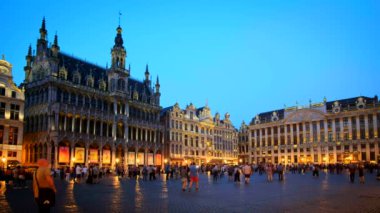 BRÜKSEL, BELGIUM - 31 Mayıs 2018: Grote Markt (Grand Place) Meydanı geceleri aydınlanan turistlerle dolu. Brüksel, Belçika