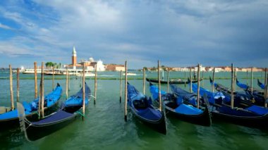 VENICE, ITALY - 27 Haziran 2018: Venedik 'te Saint Mark (San Marco) Meydanı' nın Venedik, İtalya 'da arka planda San Giorgio di Maggiore kilisesi bulunan Gondolas