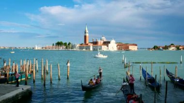 VENICE, ITALY - 27 Haziran 2018: Venedik 'te Saint Mark (San Marco) Meydanı' nın Venedik, İtalya 'da arka planda San Giorgio di Maggiore kilisesi bulunan Gondolas