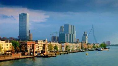 ROTTERDAM, NETHERLANDS - 11 Mayıs 2017: Rotterdam şehir manzarası ve Nieuwe Maas üzerindeki Erasmus köprüsü. Rotterdam, Hollanda. Kamera tavasıyla