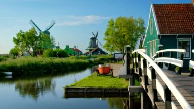 ZAANSE SCHANS, NETHERLANDS - 21 Mayıs 2018: Hollanda 'nın ünlü turizm bölgesi Zaanse Schans' taki Hollanda kırsal köyü. Zaandam, Hollanda