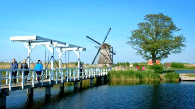 KINDERDIJK, NETHERLANDS - 10 Mayıs 2017: Hollanda 'daki ünlü turizm sitesi Kinderdijk' te yel değirmenli turistler. Kinderdijk, Hollanda