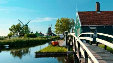 ZAANSE SCHANS, NETHERLANDS - 21 Mayıs 2018: Hollanda 'nın ünlü turizm bölgesi Zaanse Schans' taki Hollanda kırsal köyü. Zaandam, Hollanda. Kamera tavasıyla