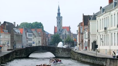 BRUGES, BELGIUM - 29 Mayıs 2018: Belçika 'nın Bruges kentindeki ortaçağ kasabasında köprü altından geçen turist botu