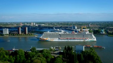 Rotterdam, Hollanda - 14 Mayıs 2017: Görünüm Rotterdam şehir Euromast Nieuwe Maas nehri cruise liner ile