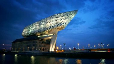 ANTWERP, BELGIUM - 27 Mayıs 2018: Antwerp liman yönetim merkezi, ünlü İranlı mimar Zaha Hadid tarafından tasarlandı, Antwerpen, Belçika geceleri aydınlatıldı