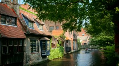 BRUGES, BELGIUM - 28 Mayıs 2018: Belçika 'nın ortaçağ kasabası Bruges' deki kanalda turist botları