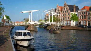 Haarlem, Hollanda - 6 Mayıs 2017: Haarlem, Hollanda Spaarne Nehri üzerinde Gravestenenbrug köprü ünlü turistik landmark altında geçen tekne