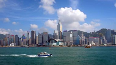Hong Kong 1 Mayıs 2018 'de Victoria Limanı üzerindeki gökdelenlerin ufuk çizgisi gökdelenleri bulutlarla kaplandı. Hong Kong, Çin.