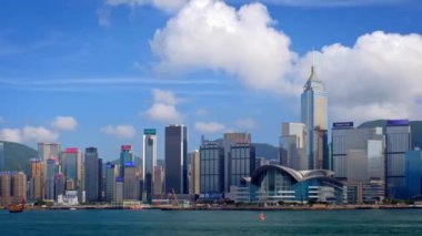 Hong Kong, Çin - 1 Mayıs 2018: Hong Kong manzarası cityscape downtown gökdelenler Victoria Harbour üzerinde bulutlar ile gün zamanında. Hong Kong, Çin. Yatay kamera kaydırma