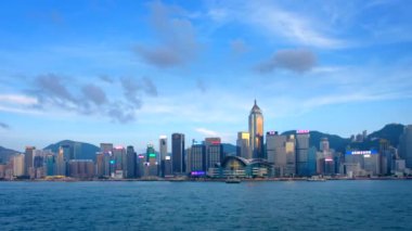 Hong Kong, Çin - 1 Mayıs 2018: Hong Kong manzarası cityscape downtown gökdelenler Victoria Harbour üzerinde bulutlar ile gün zamanında. Hong Kong, Çin. Yatay kamera kaydırma