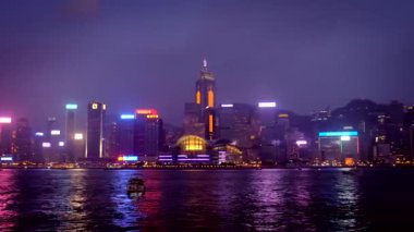 HONG KONG, ÇİN - 28 Nisan 2018: Hong Kong gökdelenleri üzerinde gökdelenler gökdelenler gece tekne ile aydınlatıldı. Hong Kong, Çin. Yatay kamera görüntüleme