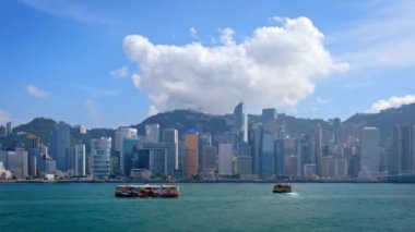 Hong Kong, Çin - 1 Mayıs 2018: Hong Kong manzarası cityscape downtown gökdelenler Victoria Harbour üzerinde bulutlar ile gün zamanında. Hong Kong, Çin. Yatay kamera kaydırma