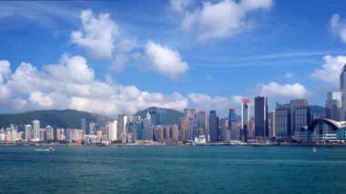 Hong Kong, Çin - 1 Mayıs 2018: Hong Kong manzarası cityscape downtown gökdelenler Victoria Harbour üzerinde bulutlar ile gün zamanında. Hong Kong, Çin. Yatay kamera kaydırma