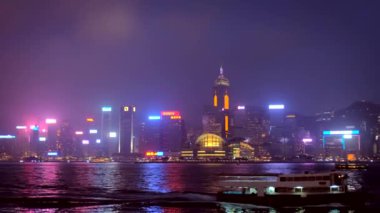 HONG KONG, ÇİN - 28 Nisan 2018: Hong Kong gökdelenleri üzerinde gökdelenler gökdelenler gece tekne ile aydınlatıldı. Hong Kong, Çin. Yatay kamera görüntüleme