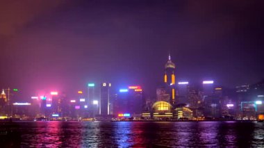 HONG KONG, ÇİN - 28 Nisan 2018: Hong Kong gökdelenleri üzerinde gökdelenler gökdelenler akşam aydınlandı. Hong Kong, Çin. Yatay kamera görüntüleme