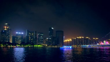 Guangzhou, Çin - 27 Mayıs. 2018: Zhujiang İnci Nehri üzerindeki Liede Köprüsü ile Guangzhou manzarası, finans bölgesinin turistik tekneleri ve modern gökdelenleri gece aydınlandı. Yatay kamera tavasıyla