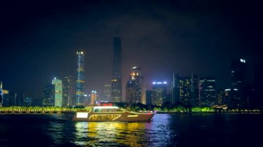 Guangzhou, Çin - 27 Mayıs. 2018: Zhujiang İnci Nehri üzerindeki Liede Köprüsü ile Guangzhou manzarası, finans bölgesinin turistik tekneleri ve modern gökdelenleri gece aydınlandı. Yatay kamera tavasıyla