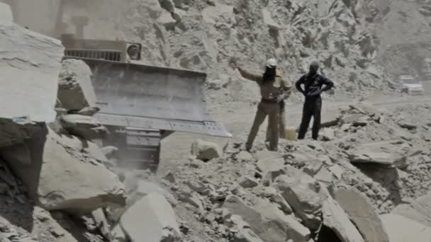 Himachal Pradesh India Czerwca 2012 Czyszczenie Górskiej Drogi Buldożera Osunięciu — Wideo stockowe