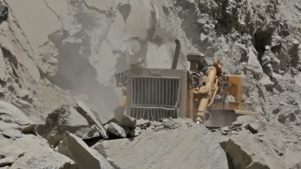 Himachal Pradesh India June 2012 Bulldozer Cleaning Mountain Road Landslide — Stock Video