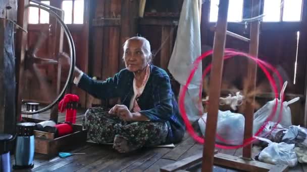 Inle Lake Myanmar Января 2014 Бирманское Женское Колесо Прядет Пряжу — стоковое видео