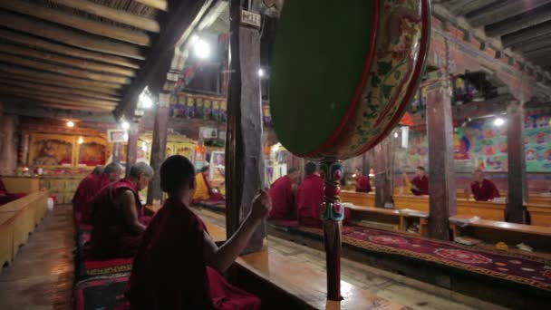Thiksey India Září 2011 Tibetští Buddhističtí Mniši Při Modlitbě Thiksey — Stock video