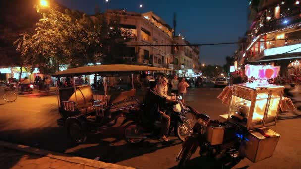Phnom Penh Cambodia Aralık 2013 Akşamleyin Caddede Trafik Tuk Tuk — Stok video