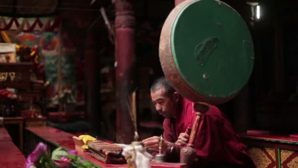 Diskit Indiskit India Сентября 2012 Неопознанный Тибетский Буддийский Монах Молящийся — стоковое видео