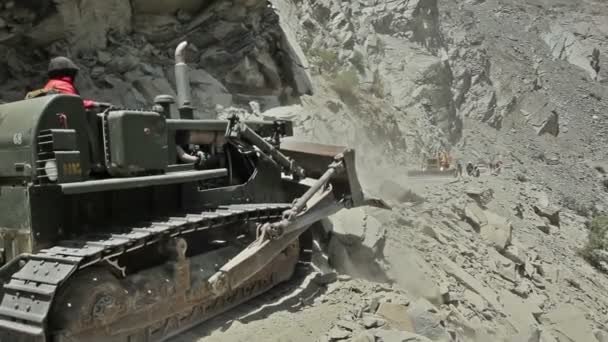 Himachal Pradesh インド June 2012 ブルドーザーはヒマラヤ山脈の地滑り後の山道を掃除する — ストック動画