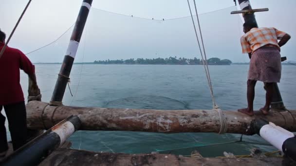 Кочи Индия Февраля 2013 Года Рыбаки Работающие Китайских Рыболовных Сетях — стоковое видео