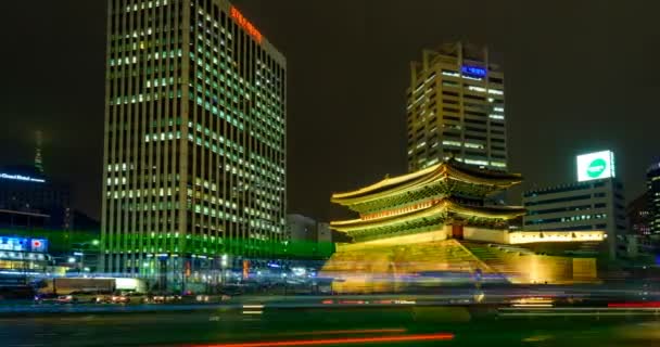 韩国首尔 2016年4月1日 南德门的时间在夜间与城市交通 相机拉面 — 图库视频影像