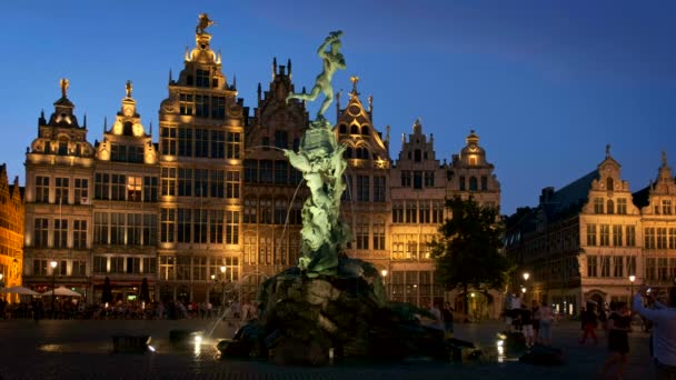 アントワープ ベルギー 2018年5月26日 有名なブラーボ像と噴水が夜と古い家に照らされたアントワープグラテック広場 アントワープ ベルギー — ストック動画
