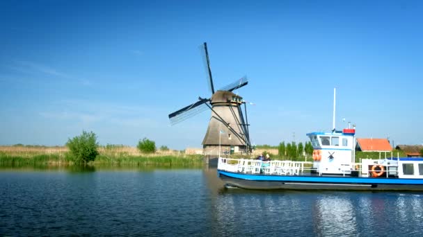 Kinderdijk Netherlands 2017年10月10日 オランダの有名な観光スポットキンダーディークで観光ボートや風車を持つオランダの農村風景 — ストック動画