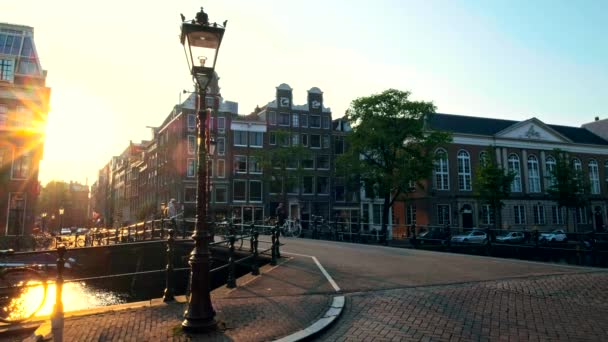 Amsterdam Hollandia Lehet 2018 Gyalogosok Kerékpárosok Halad Amszterdam Utcában Híd — Stock videók