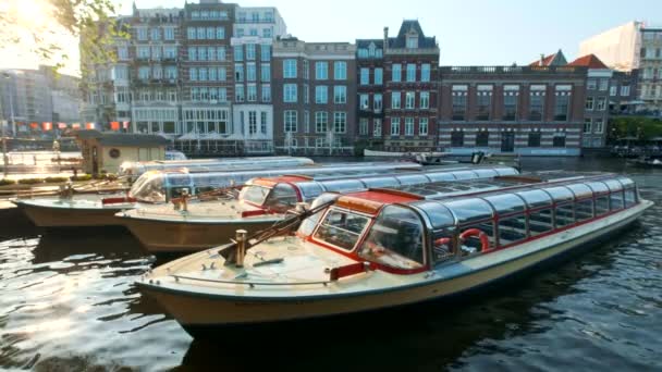 Amsterdão Países Baixos Maio 2018 Amsterdam Tourist Boats Canal Sunset — Vídeo de Stock