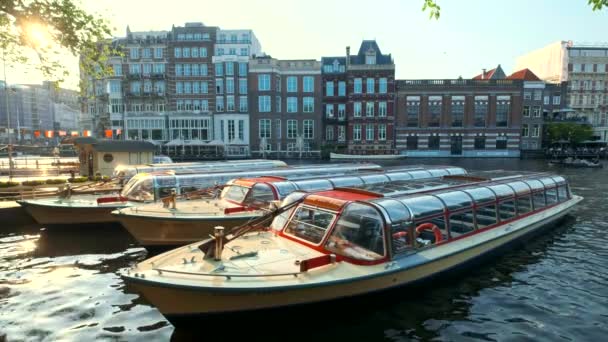 Amsterdam Niderlandy Maj 2018 Amsterdam Łodzie Turystyczne Kanale Zachodzie Słońca — Wideo stockowe