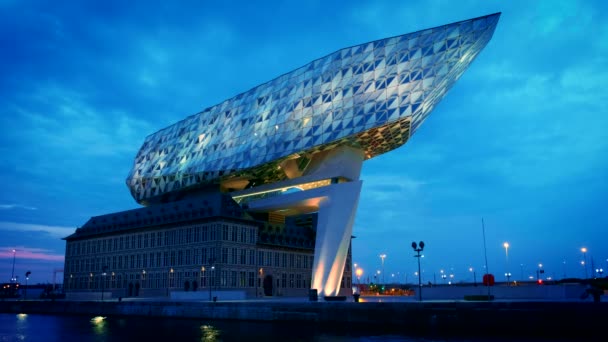 ベルギー アントワープのAntwerp 2018年5月27日 ベルギー アントワープの有名なイラン人建築家ザハ ハディド氏が設計したアントワープ港湾管理本部が夜にライトアップ — ストック動画