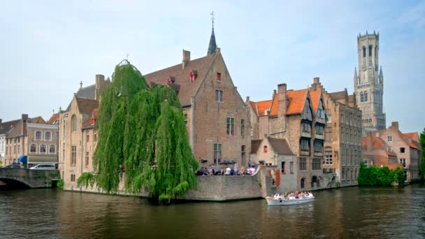 博尔热斯 比利时 2018年5月29日 比利时布鲁日Rozenhoedkaai运河著名的旅游胜地 背景是经过的船只和Brugge Belfry钟楼 — 图库视频影像