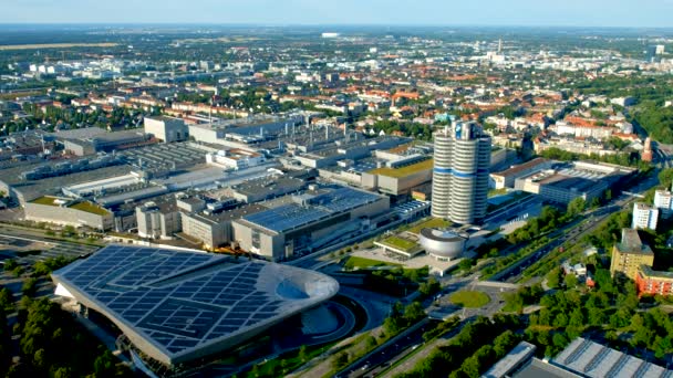 Munich Germany June 2018 从德国巴伐利亚慕尼黑的奥林匹克塔俯瞰宝马博物馆和Bwm Welt以及慕尼黑工厂的公路交通 — 图库视频影像