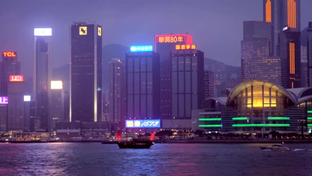 中国香港 2018年5月1日 香港天际线城市景观市区摩天大楼在维多利亚港上空的傍晚 与垃圾旅游船轮渡 Hong Kong China 卧式相机的气孔 — 图库视频影像