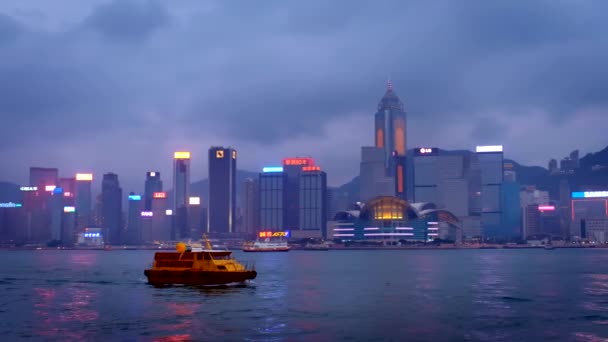 中国香港 2018年4月28日 香港城市中心区的摩天大楼在晚上点亮 Hong Kong China 卧式相机的气孔 — 图库视频影像