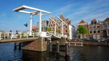 HAARLEM, NETHERLANDS - 6 Mayıs 2017: Haarlem, Hollanda 'daki Spaarne Nehri üzerindeki ünlü Gravestenbrug köprüsü