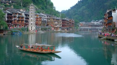 FENGHUANG, ÇİN - 18 Nisan 2018: Çin turizm merkezi Feng Huang Antik Kenti (Phoenix Antik Kenti) Tuo Jiang Nehri üzerindeki turistik tekne. Hunan Eyaleti, Çin