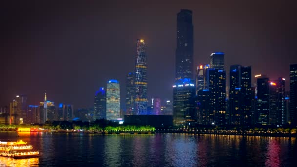 中国广州 也许27岁 2018年 珠江上的丽德桥 旅游船和金融区现代摩天大楼点亮广州风景 — 图库视频影像