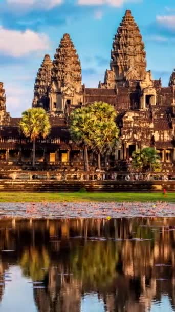 柬埔寨历史上具有里程碑意义的吴哥窟 反映在水中 相机盘 — 图库视频影像