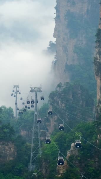 장가계 유명한 무릉원 Hunan 중국에서 케이블 자동차 리프트와 구름에서 카메라 — 비디오