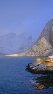 Kırmızı rorbu evleriyle ünlü ikonik geleneksel balıkçı köyü Hamnoy Lofoten Adaları, Norveç üzerinde. Kışın yağan kar ile. Yatay kaydırma